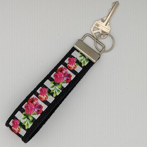 Rose Flower‎ Keychain Wristlet Boho Fabric Key Ring FOB Red Black Farmhouse Gift - Picture 1 of 8